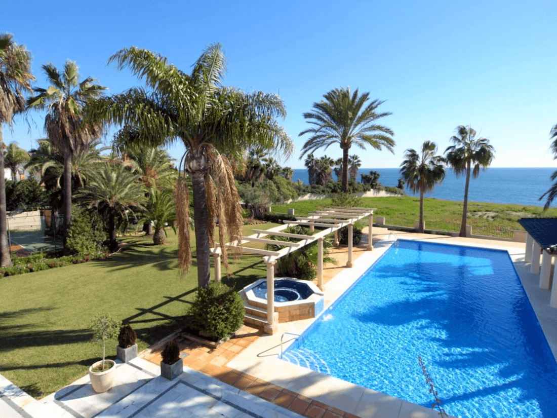 West of Marbella Beachfront Villa for sale +8000m2 plot