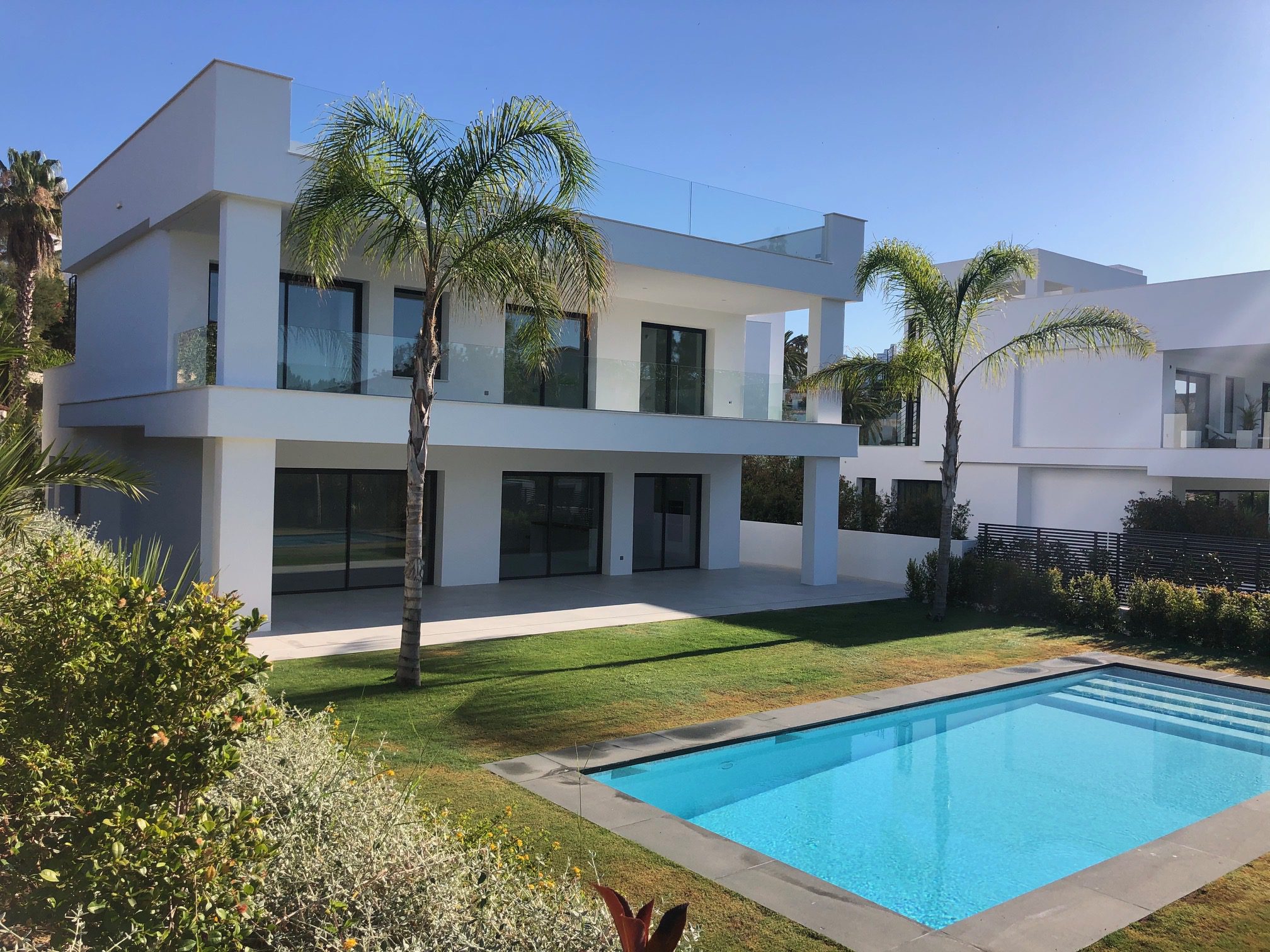 Puerto Banus 3 modern villas for sale.Walk to Port.